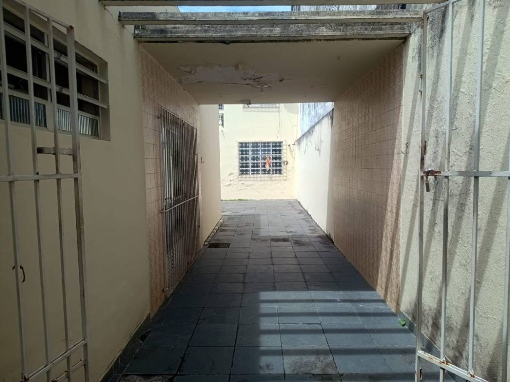 Casa a venda no Bairro Grageru – Avenida Francisco Porto – Excelente para comércio.