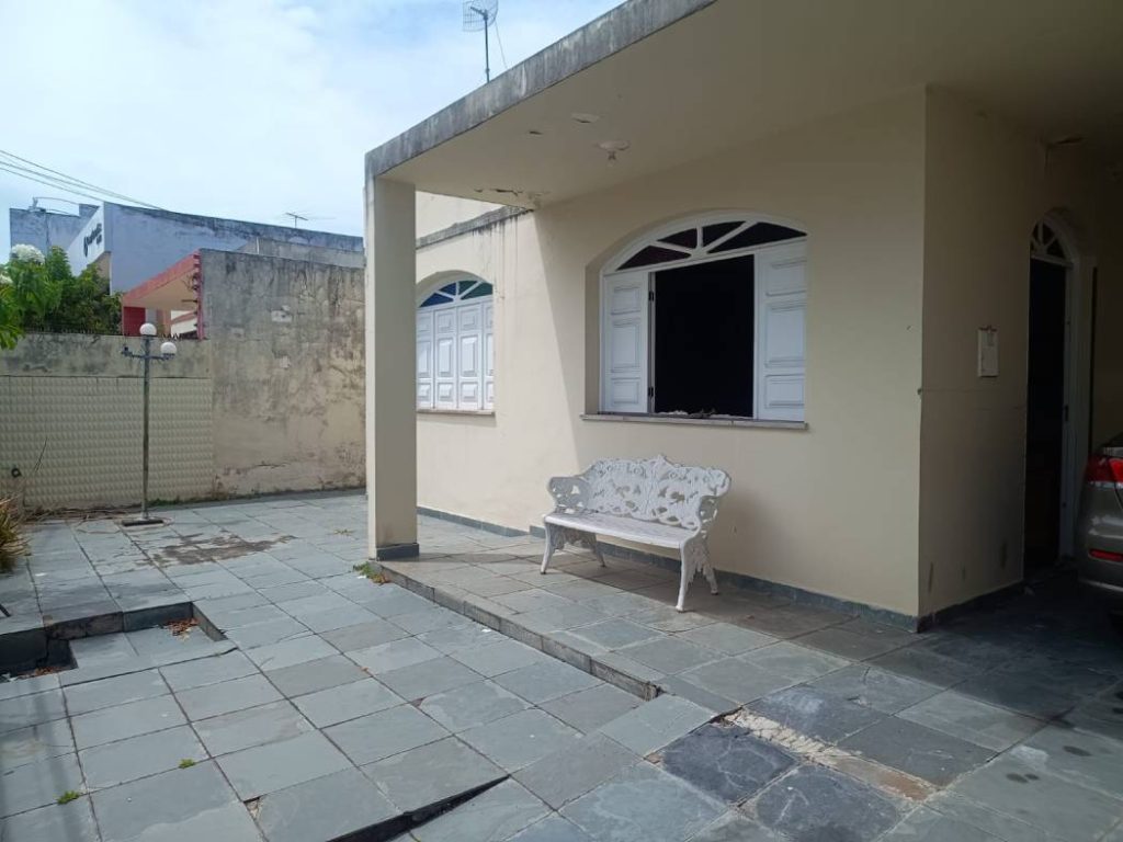 Casa a venda no Bairro Grageru – Avenida Francisco Porto – Excelente para comércio.