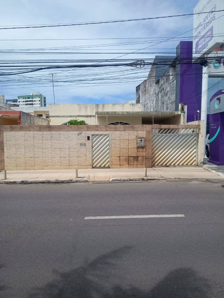 Casa a venda no Bairro Grageru – Avenida Francisco Porto – Excelente para comércio.